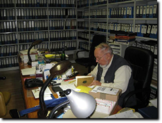 Horst Bredow bei der täglichen Büroarbeit 