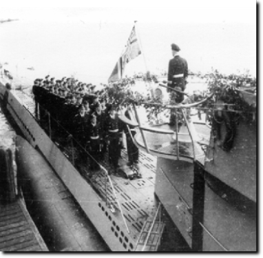 Feierliche Indienststellung von U 455 am 21 August 1941, der Kommandant Kapitänleutnant Hans-Henrich Giessler spricht zur Besatzung