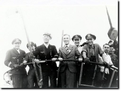 Kommandant Steinhoff auf der Brücke von U 511 in Peenemünde 