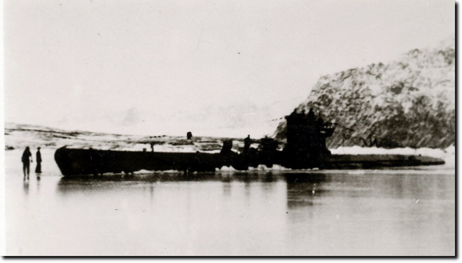 U-377 im zugefrorenen Eis in der Signe-Bucht in Spitzbergen 